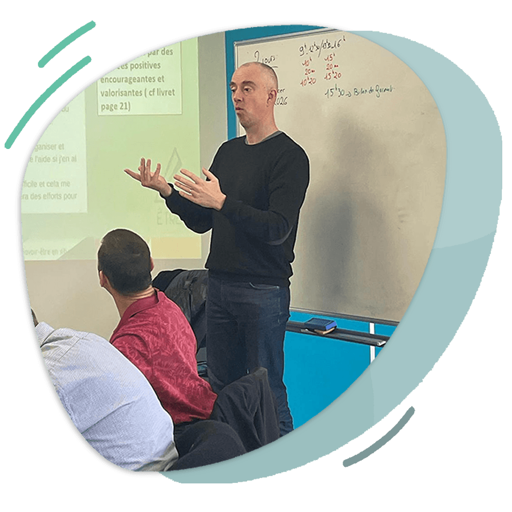 Interprétation en langue des signes en formation Vincent Bellier en train d'interpréter avec son langage des mains